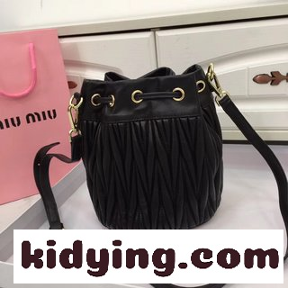 【MIUMIU】ミュウミュウコーナーの新型桶バッグ ミュウミュウ バッグ ショルダーコピー 百着のファッションを調節することができる-1