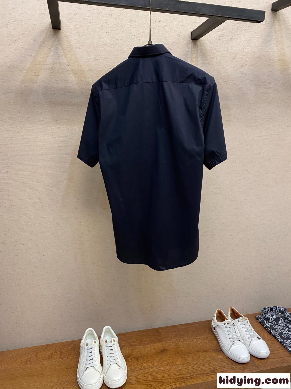 バーバリー シャツ 偽物 シンプル 上品 ショートスリーブシャツ ブラック-1