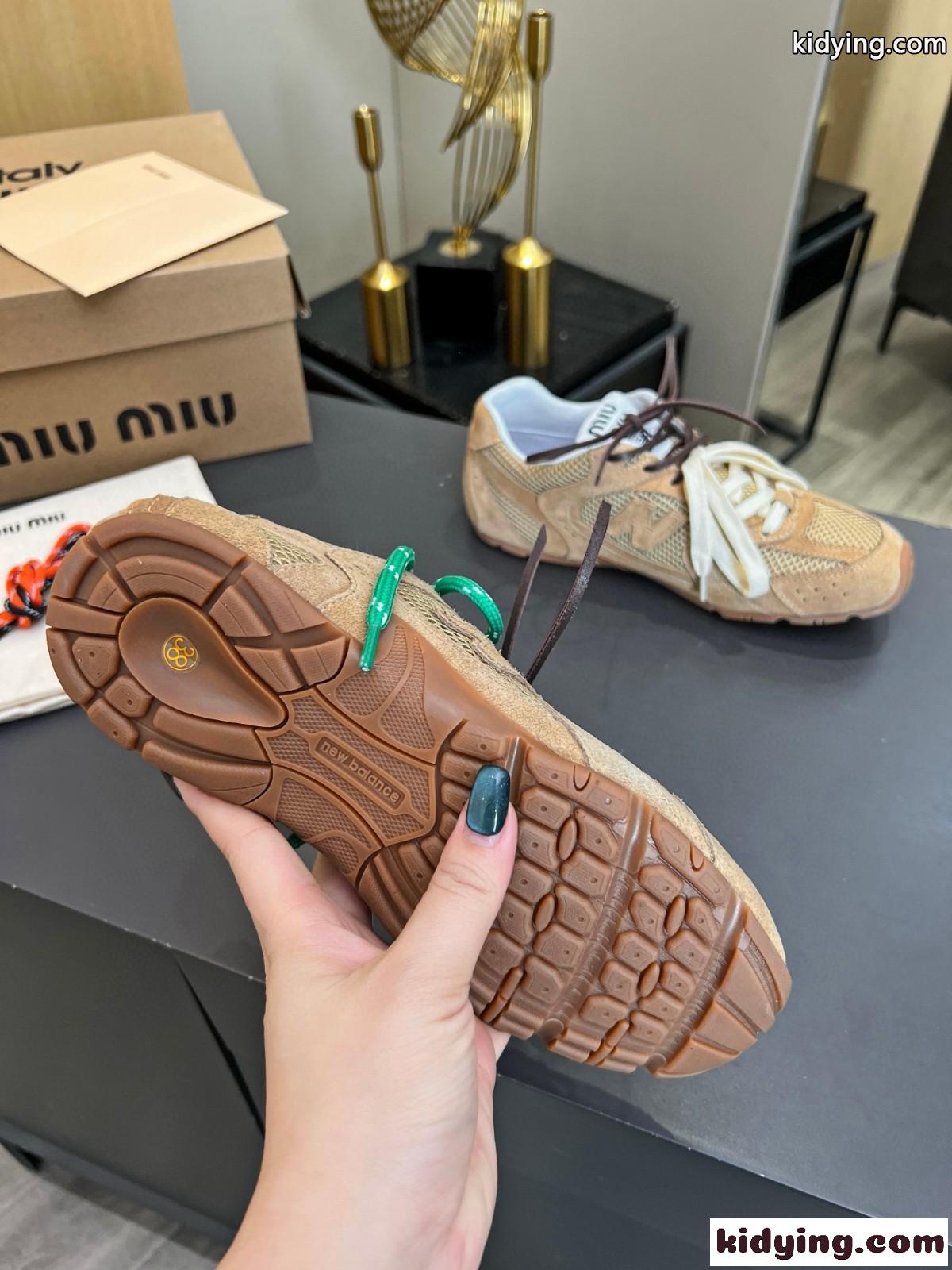 ミュウミュウ スニーカー コピー New Balance x Miu Miu xxx スエードxメッシュ スニーカー カーキ-3