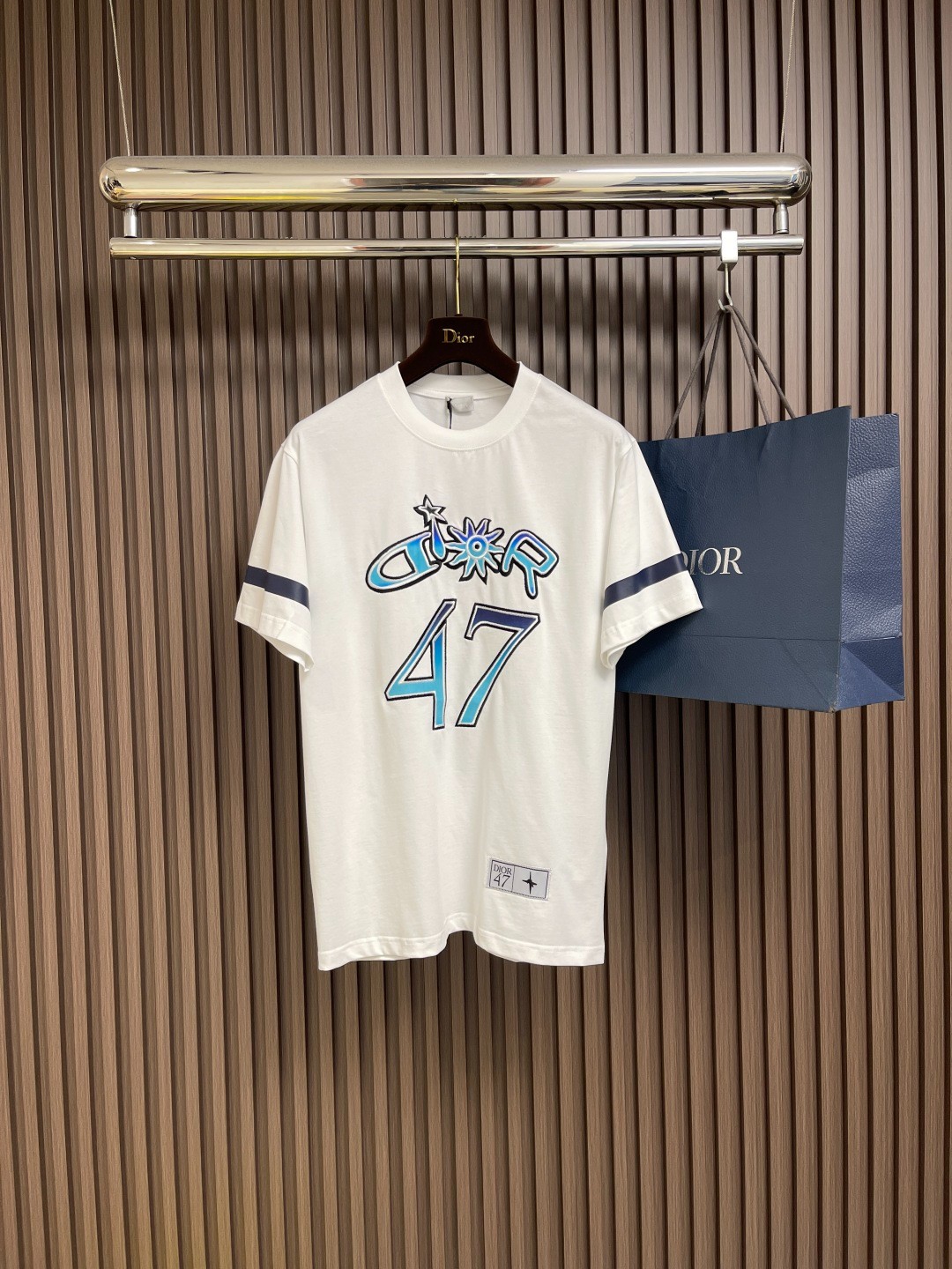 目を引く 刺繍入り クリスチャン・ディオール Tシャツ 偽物 クルーネック 半袖Tシャツ-1