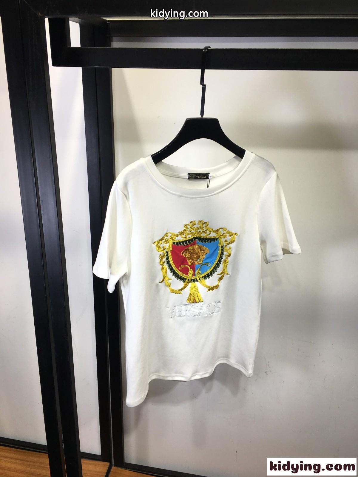 高級感 ロゴ 刺繍 ユニセックス ヴェルサーチェ 半袖Tシャツ コピー クルーネック 春夏 トップス 定番 カジュアル-1