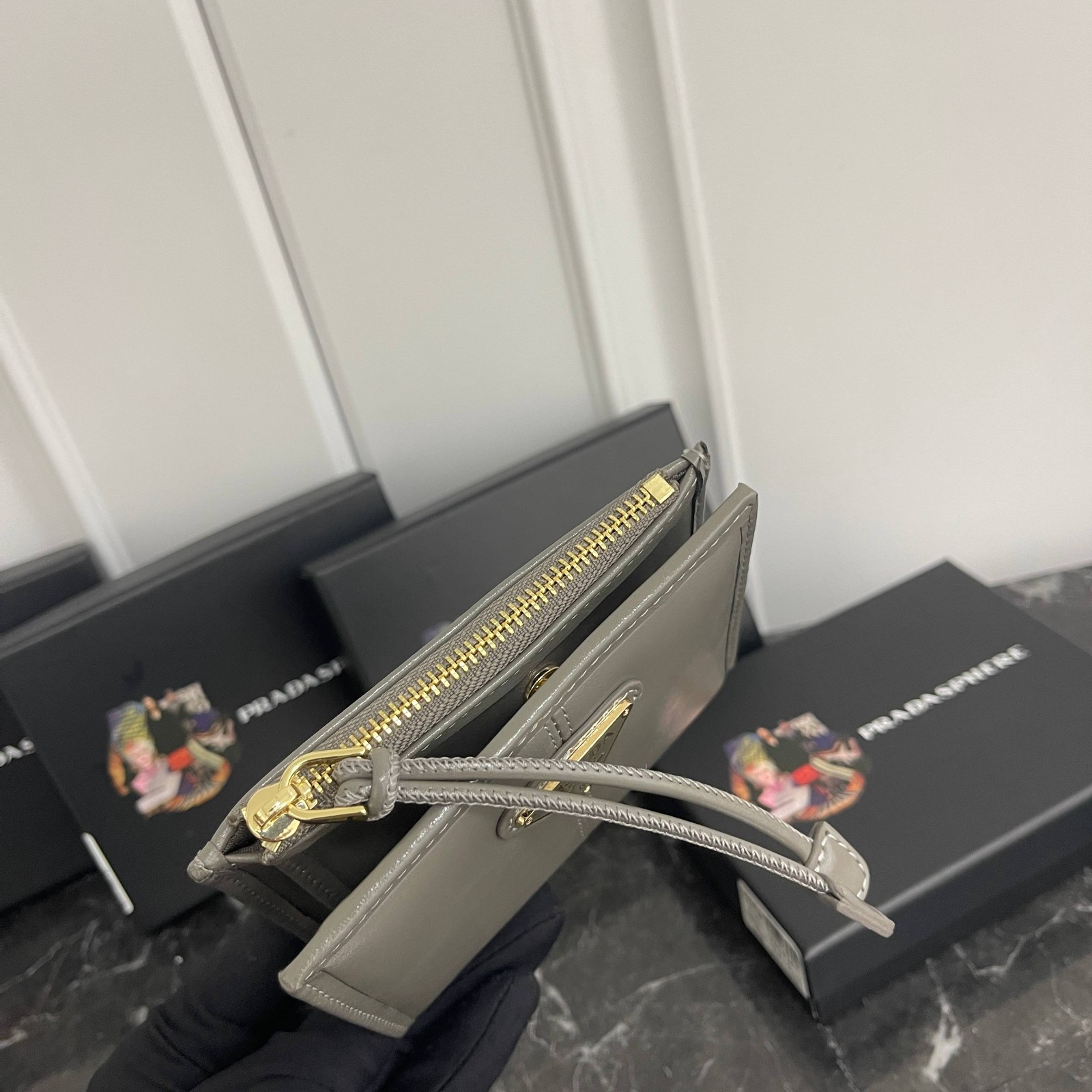 上品 シンプル 二つ折り財布 プラダ 財布 コピー コンパクトウォレット グレー-5
