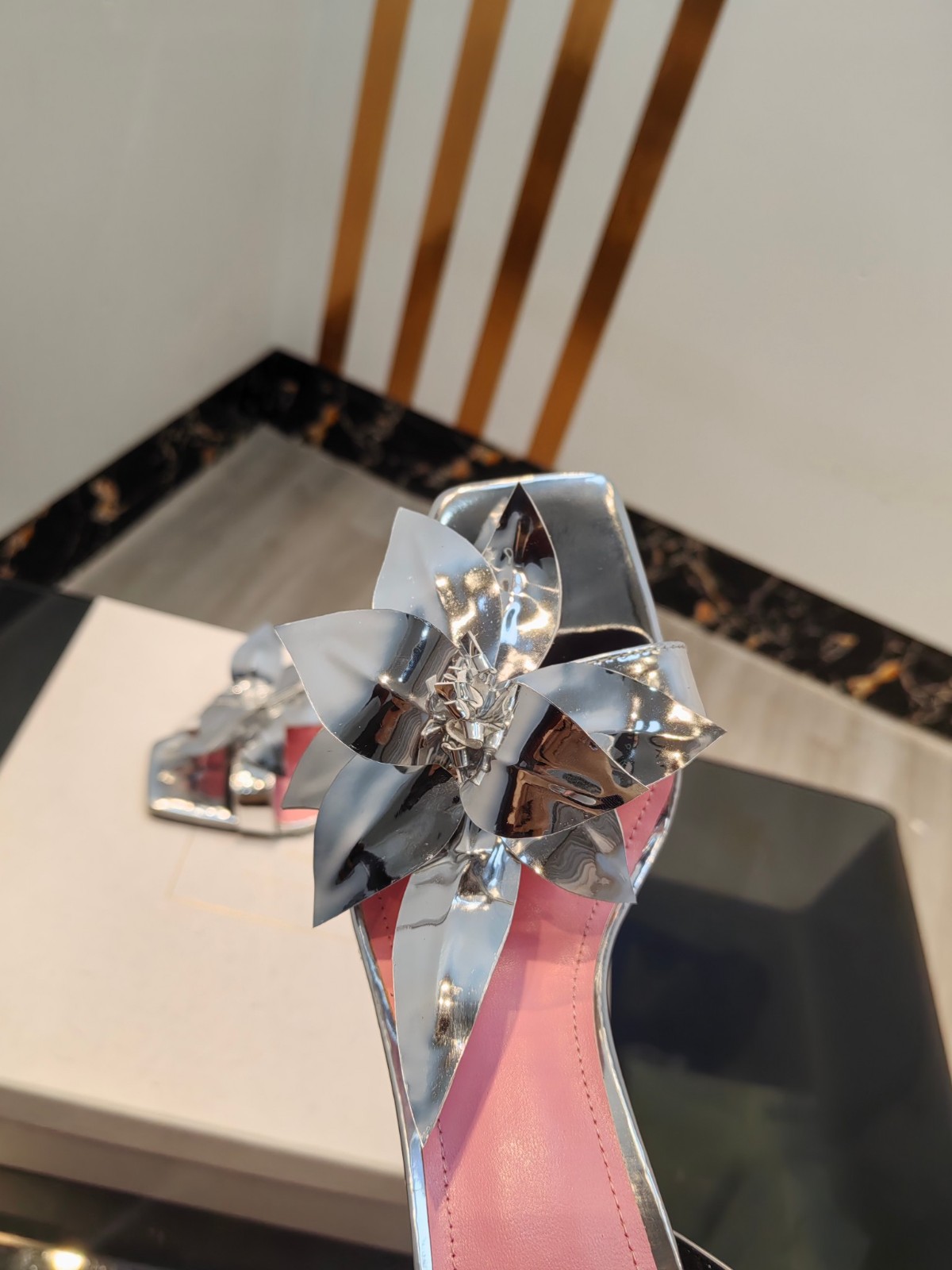 Ruby フラワー パテントレザー バルマン サンダル スーパーコピー シルバー-1