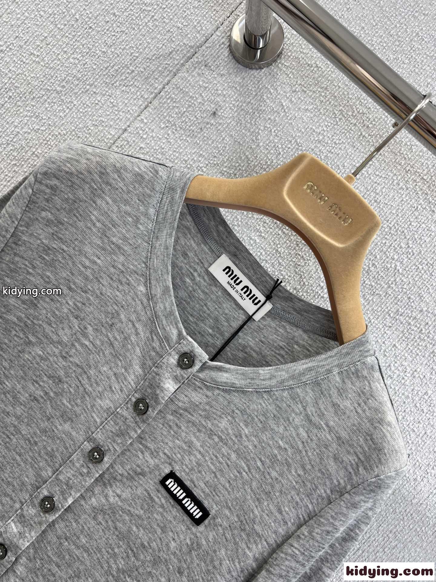 お洒落 シンプル ハーフボタン 長袖Tシャツ ミュウミュウ Tシャツ コピー グレー-2