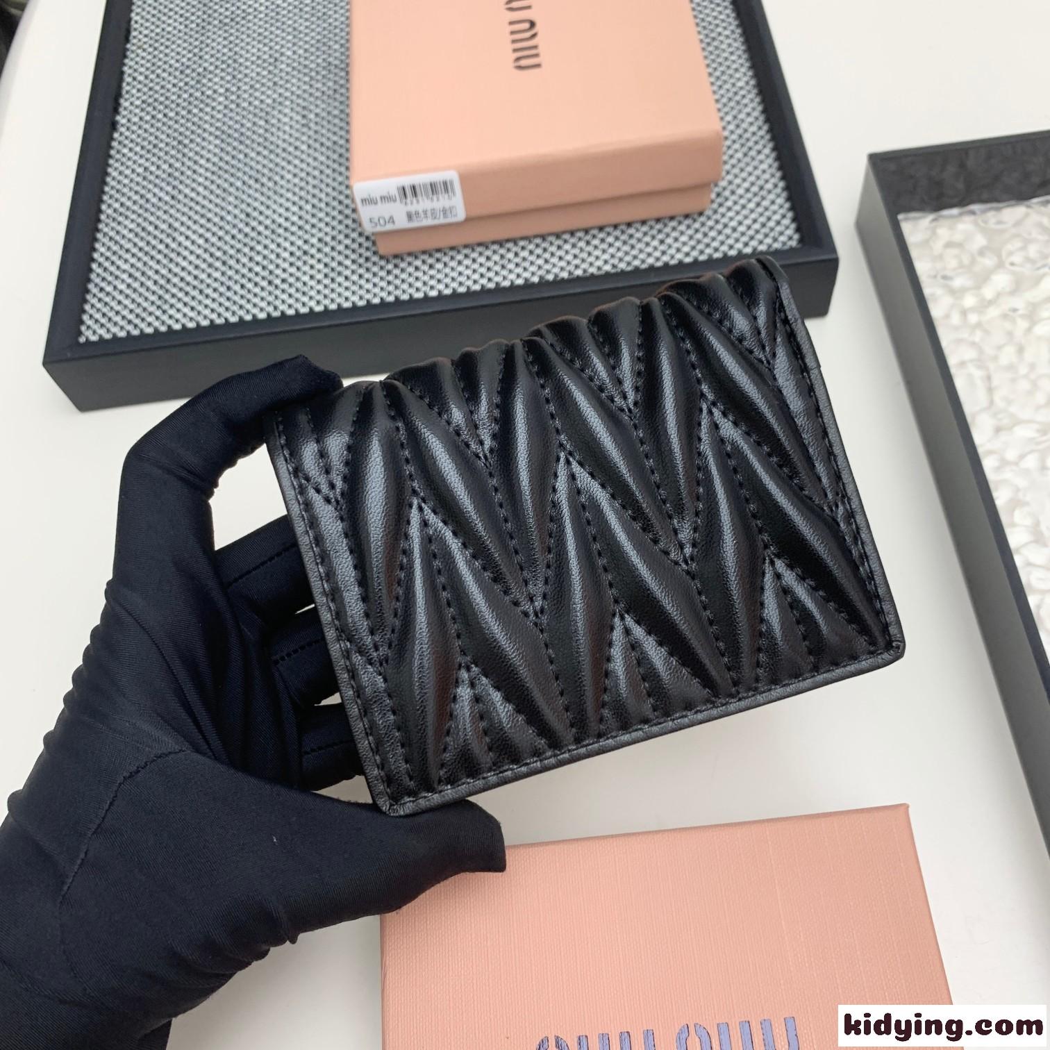 マテラッセ 小銭入れ付き 二つ折財布 ミュウミュウ 財布 コピー ブラック-2