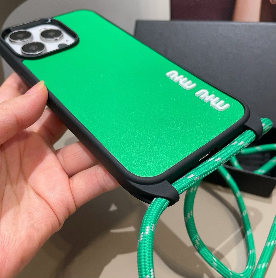 シンプル 上品 スマホケース ミュウミュウ アイフォンケース 偽物 iPhone16 グリーン-3