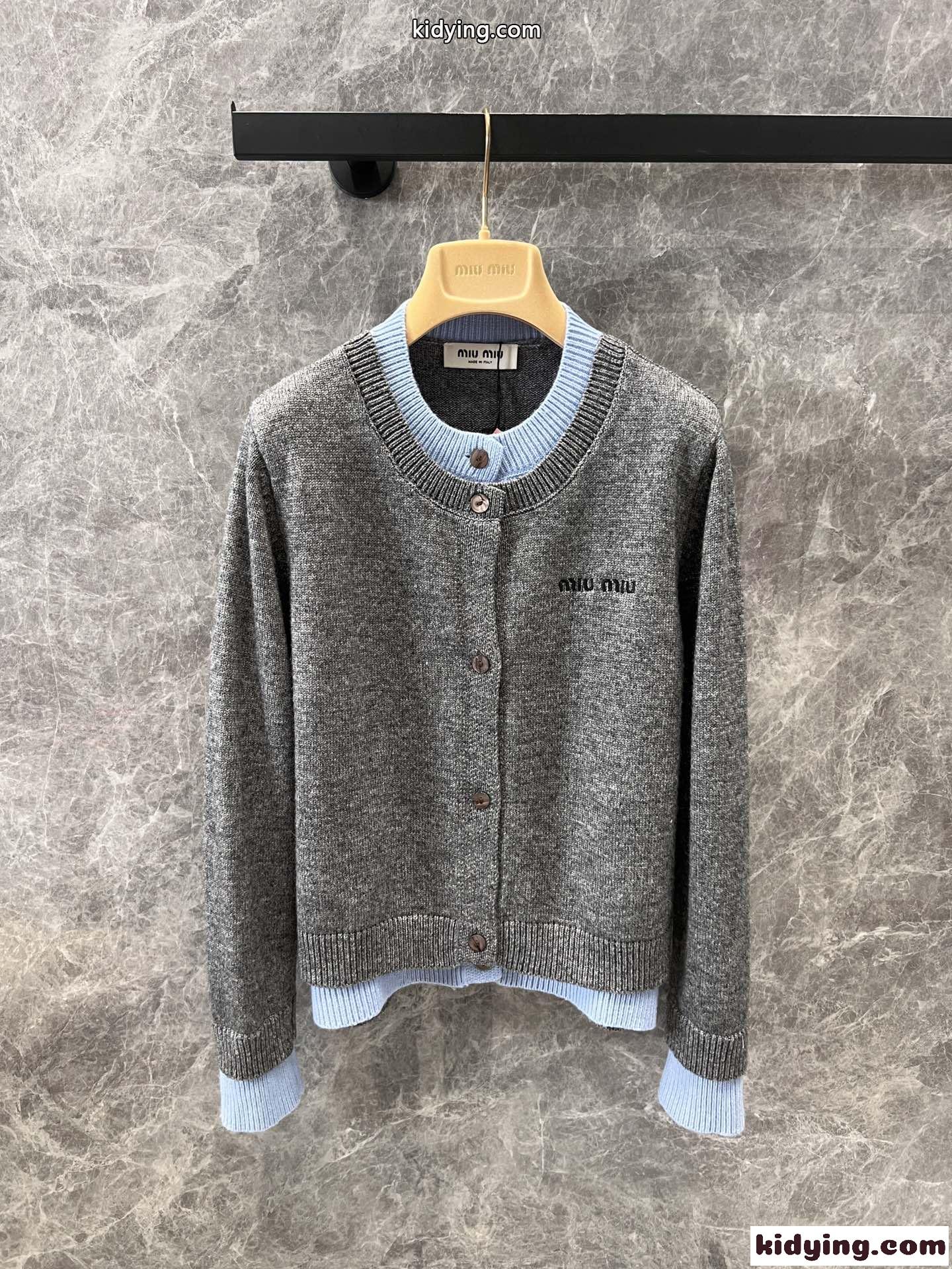お洒落 レイヤード風 カーディガン ミュウミュウ ニット コピー グレー-2