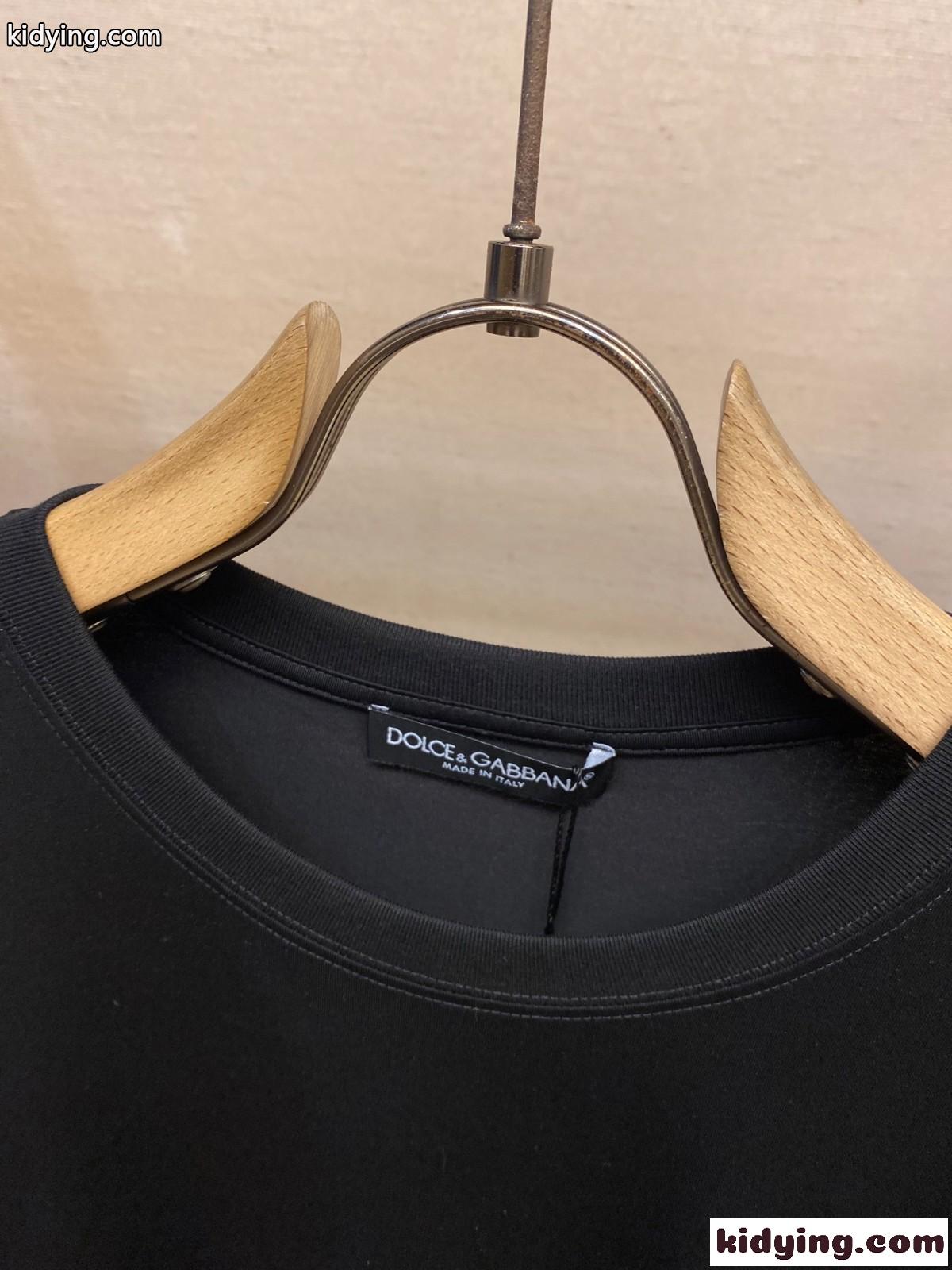 紋章風パッチ コットン 半袖Tシャツ ドルチェ&ガッバーナ Tシャツ 偽物 ブラック-0