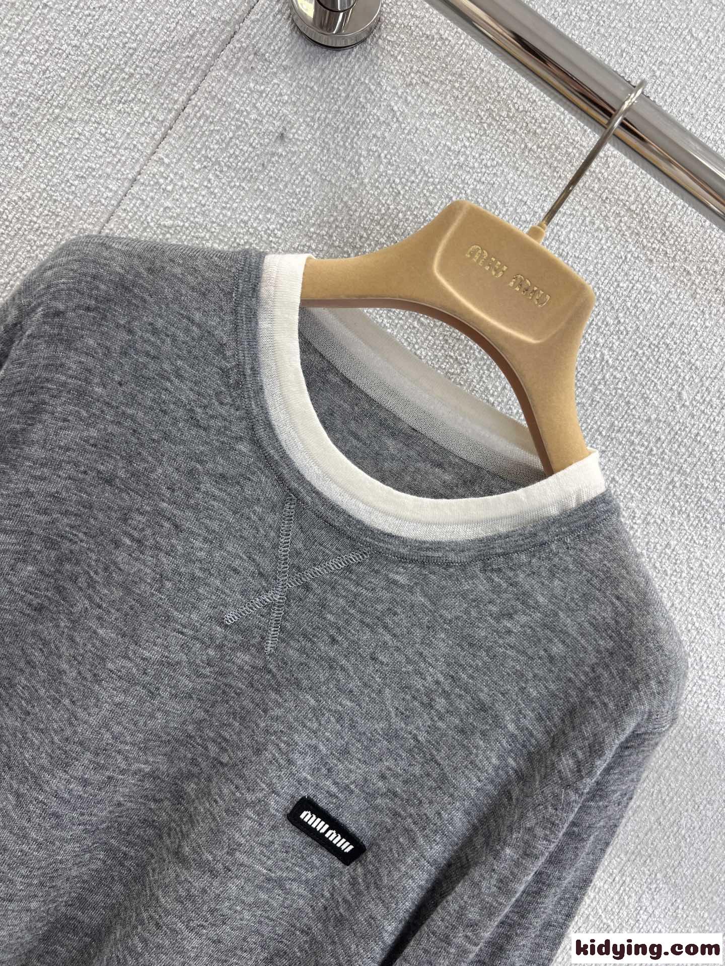 カジュアル 重ね着風 長袖Tシャツ ミュウミュウ Tシャツ コピー グレー-3