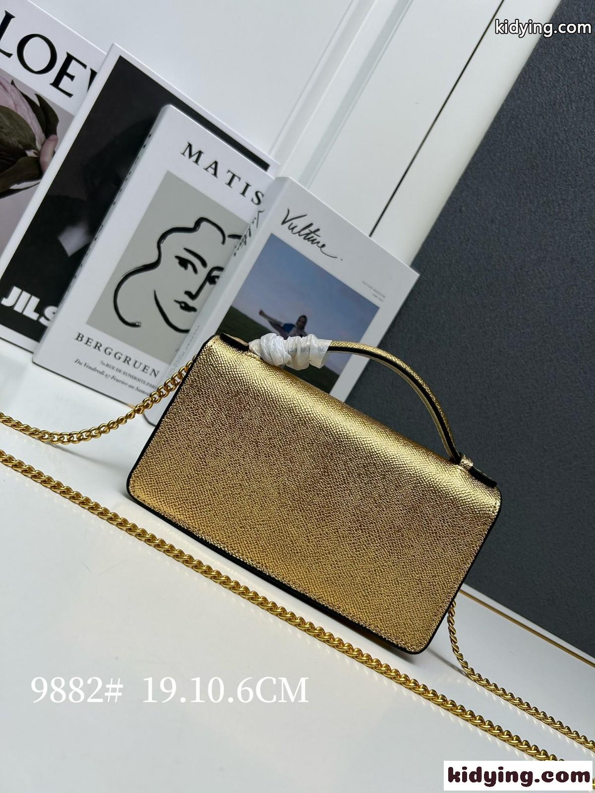 ヴァレンティノ バッグ コピー Vロゴ シグネチャー チェーンウォレット ゴールド-2