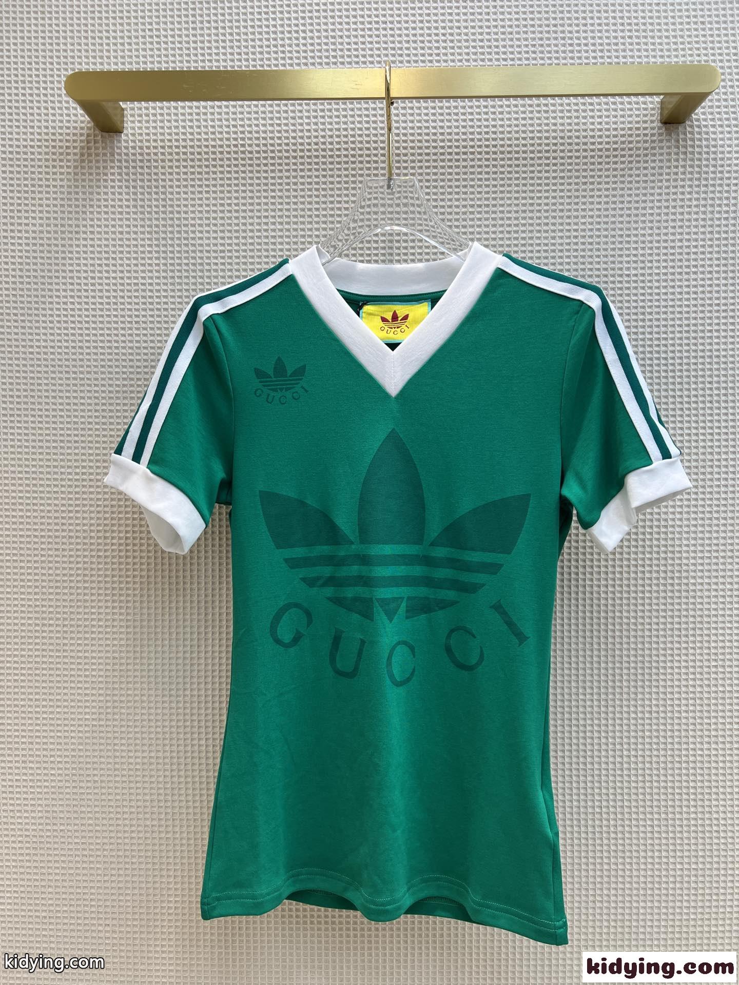 adidas x Gucci Vネック コットン ジャージー グッチ Tシャツ コピー Vネック ロゴ プリント-3