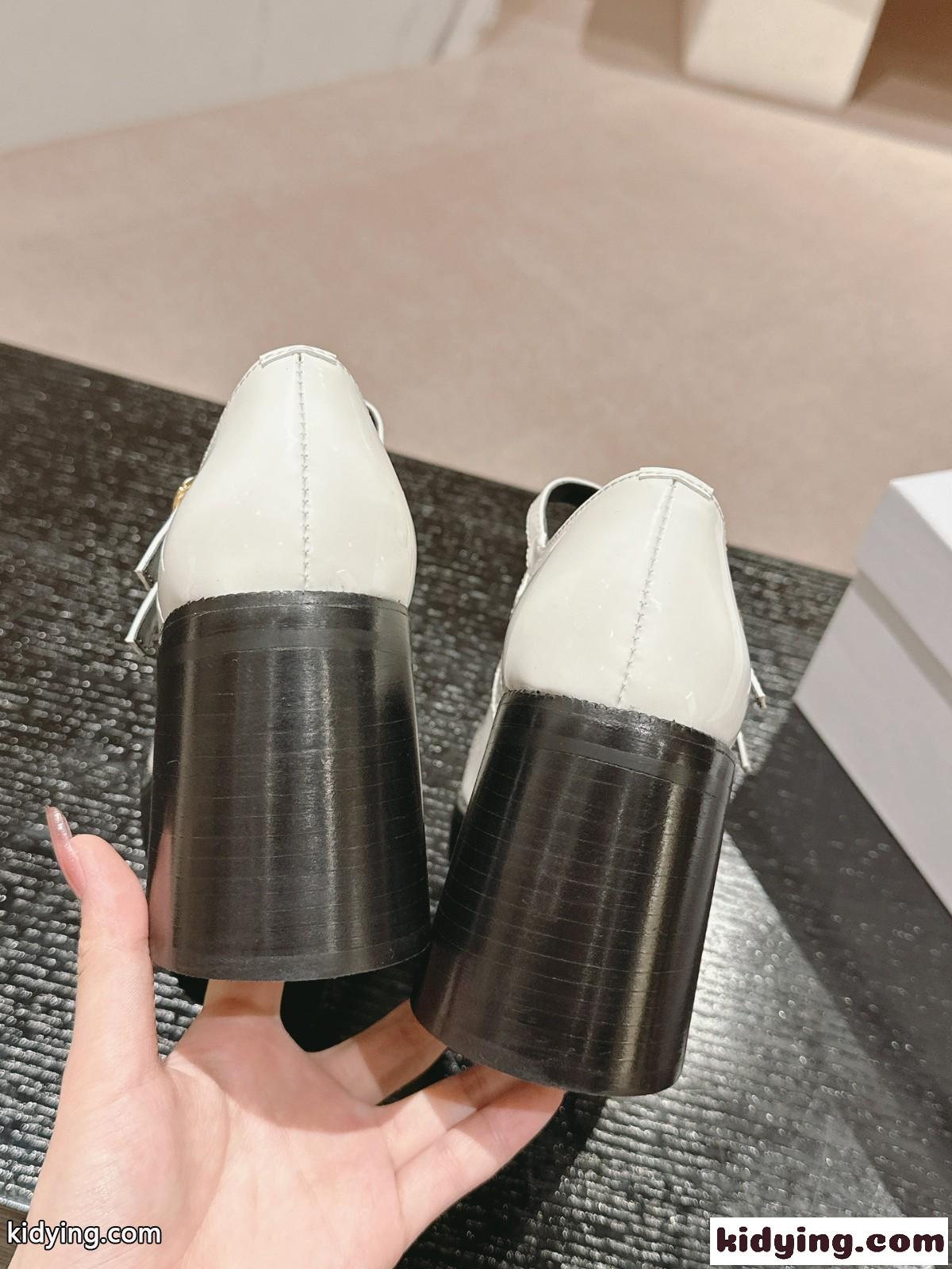 洗練された パテントレザー テス ベビーズ セリーヌ パンプス コピー ホワイト-3