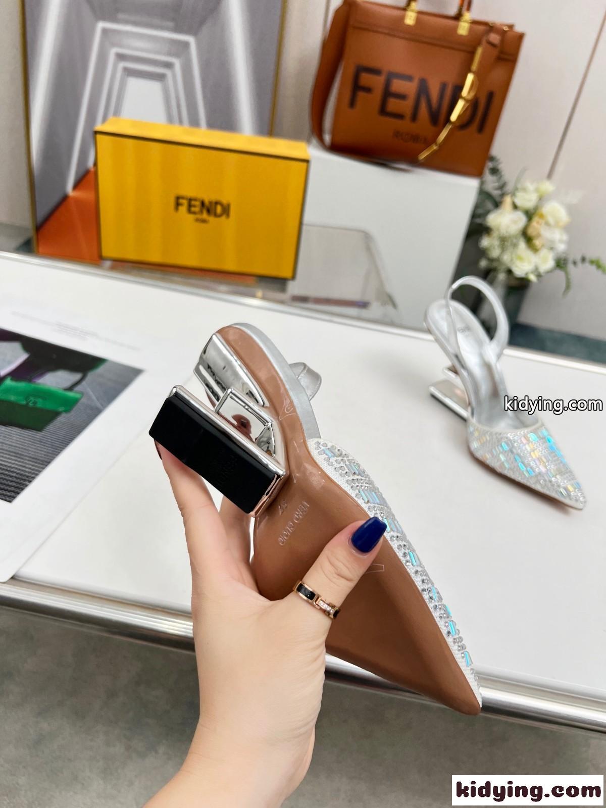 女性らしい 上品 フェンディ ファースト パンプス コピー ラインストーン レディース-3