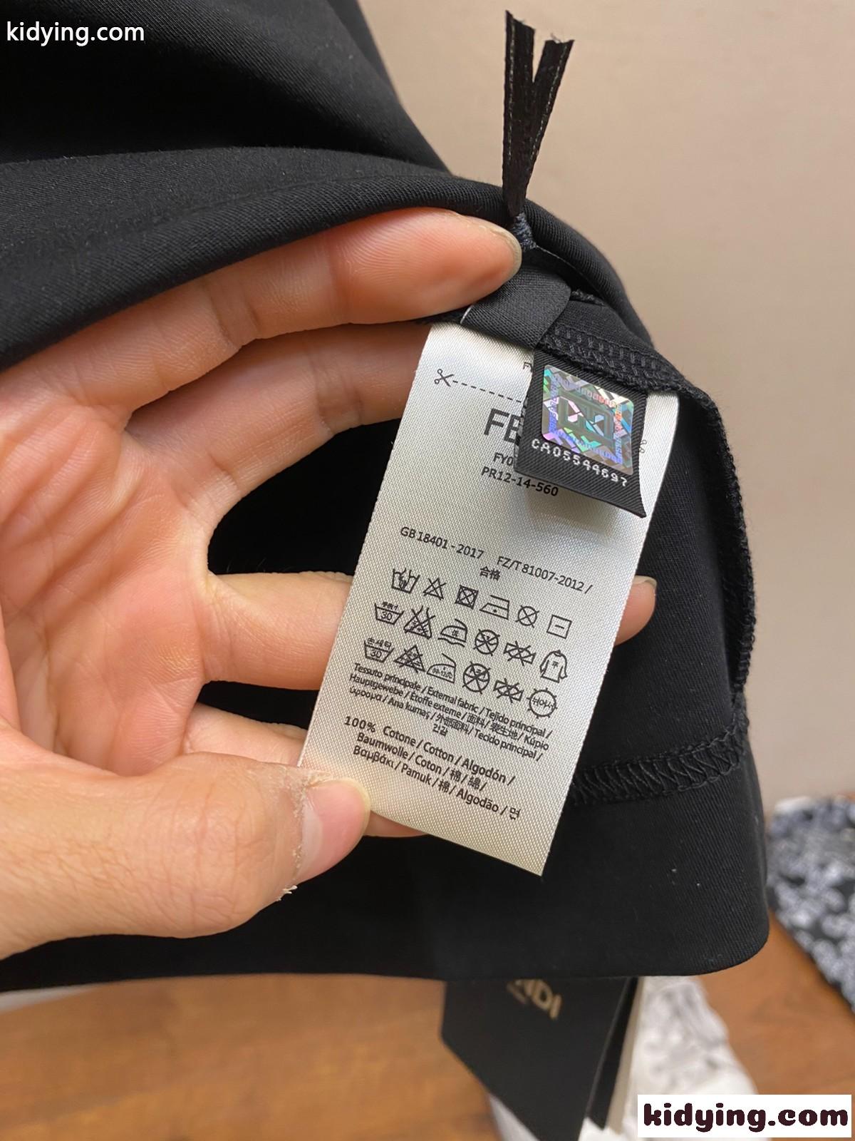 シンプル ロゴ入り コットン 半袖Tシャツ フェンディ Tシャツ コピー ブラック-4