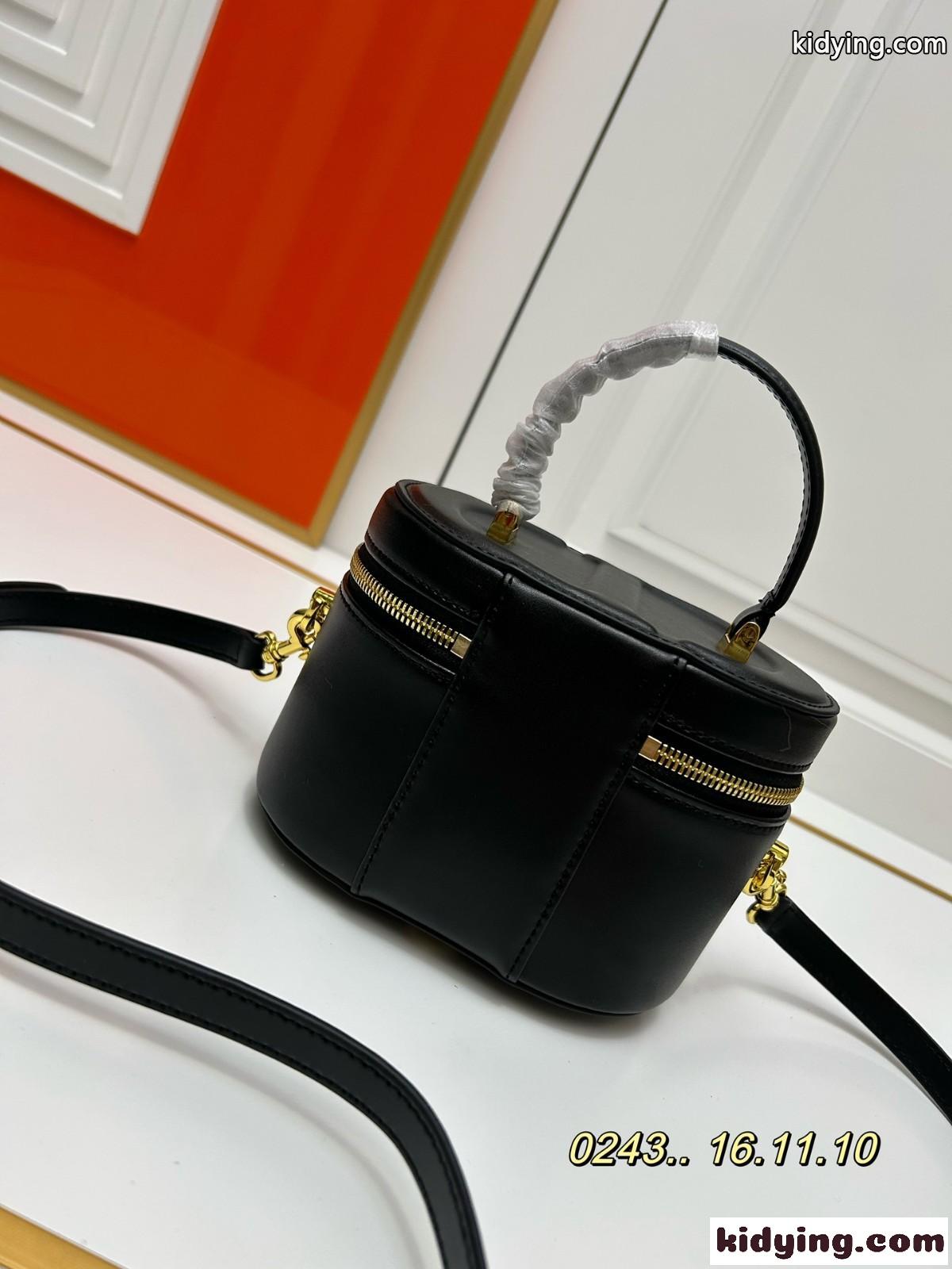 コロンとした形が可愛い DIOR SIGNATURE ヴァニティ スモール ショルダーバッグ コピー ブラック-1