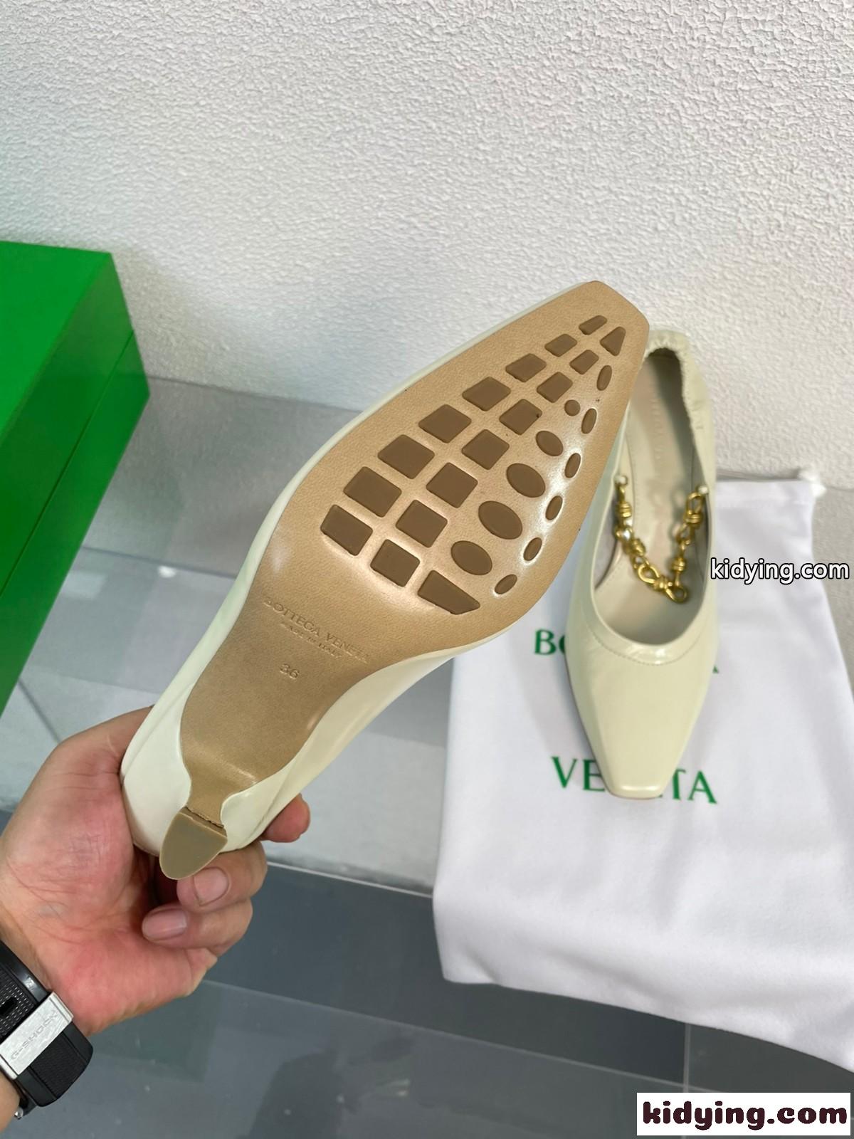 シャープ チェーン パンプス ボッテガ・ヴェネタ パンプス スーパーコピー ベージュ-0