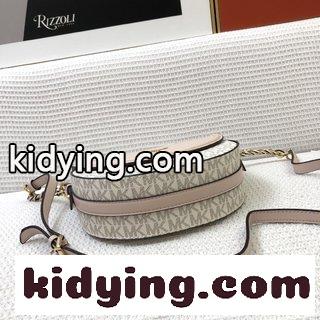 MK Jet Set Charm中号皮質斜めがけバッグはマイケルコース バッグ 安いコピー サドルバッグの形 色合わせのデザインを採用します-1