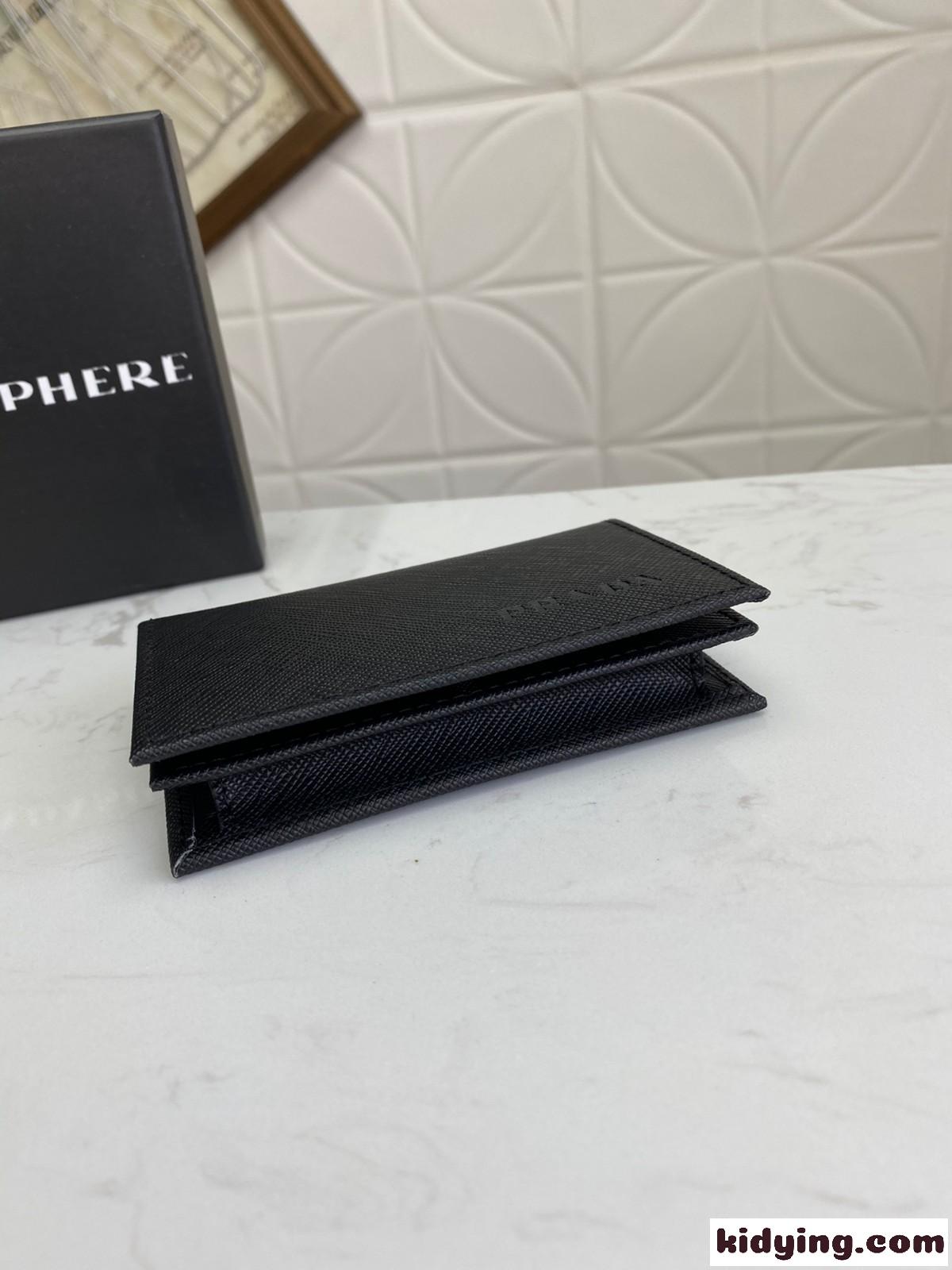 シンプル コンパクト 高級感 ロゴ プラダ 財布 コピー 二つ折り カードケース-1