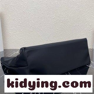 プラダ バッグ 売る コピー 新しいトートバッグ この中号のトートバッグは革新的な再生ナイロン生地で作られて デザインがシンプルでスタイリッシュです-4