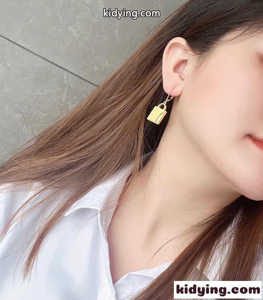 モダン 洗練された パドロック ピアス セリーヌ イヤリング 偽物 ゴールド-0