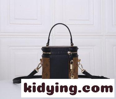 ルイヴィトン バッグ 通販コピー 歴史の長いLV Cannes化粧箱の形を参考にして,女装芸術監督のNicolas Ghesquièreはこの半硬質手袋で昔の古典的な魅力を再現した-1