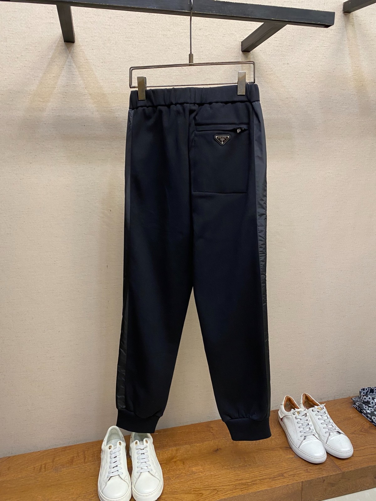 カジュアル ジョガーパンツ プラダ パンツ 偽物 トライアングルロゴ付き-1