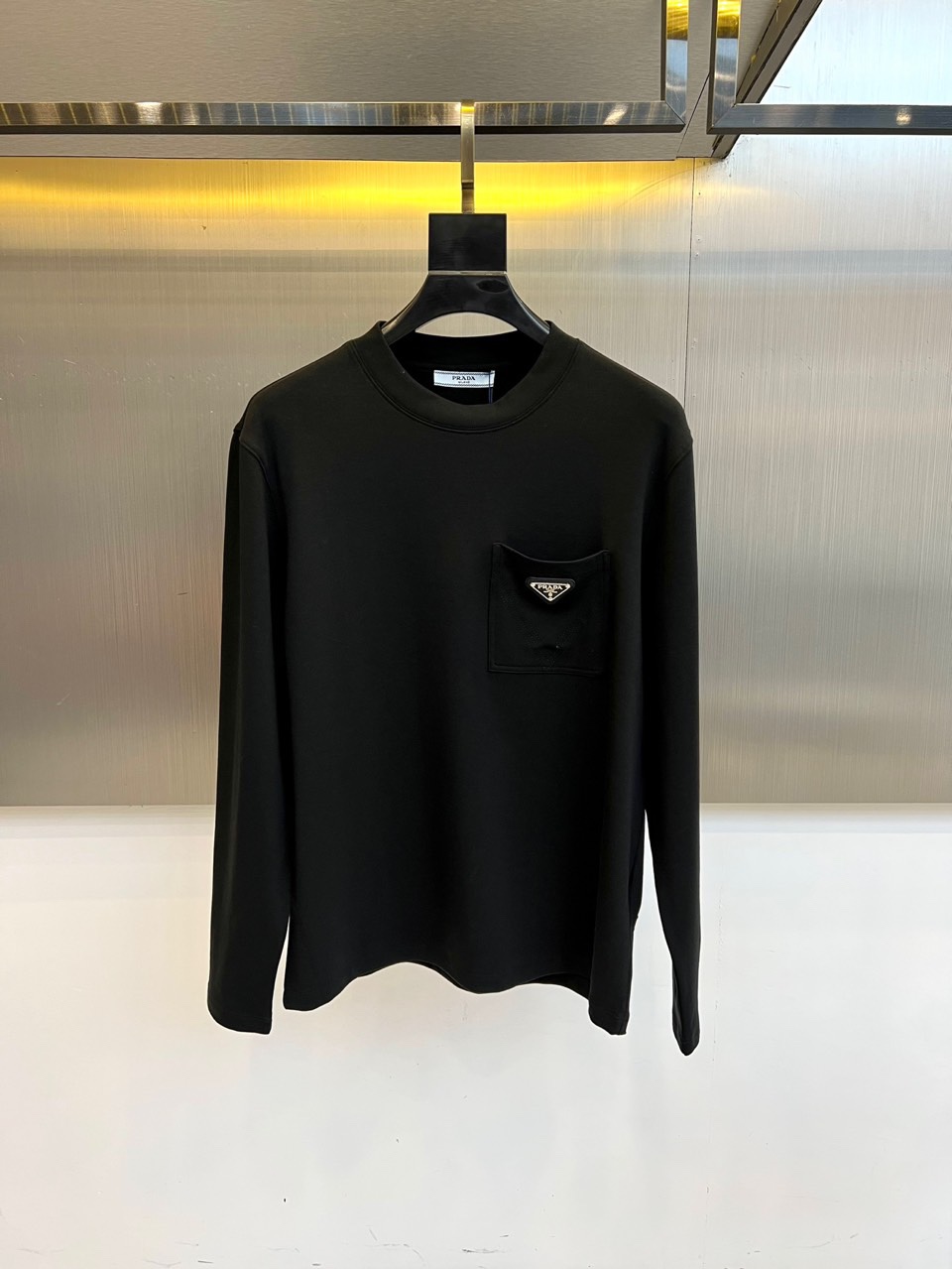 トライアングルロゴ ポケット付 長袖Tシャツ プラダ Tシャツ 偽物 コットン ブラック-4