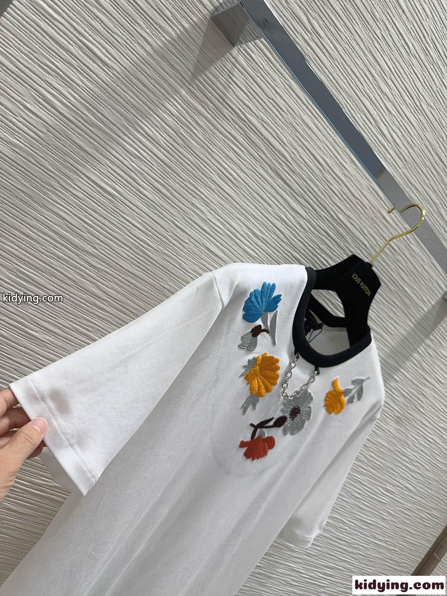エンブロイダードカーネーションTシャツ ルイ・ヴィトン 半袖Tシャツ コピー ホワイト-2