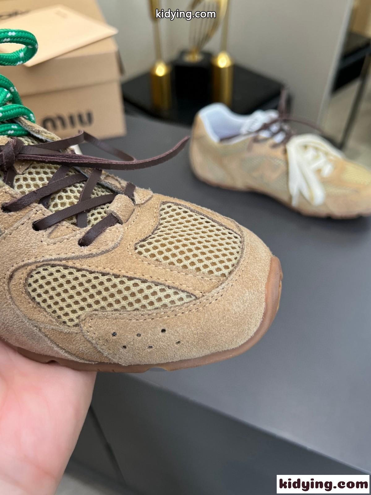 ミュウミュウ スニーカー コピー New Balance x Miu Miu xxx スエードxメッシュ スニーカー カーキ-0