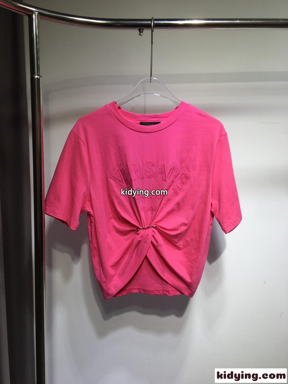 ヴェルサーチェ ミラノ スタンプ クロップ 半袖Tシャツ ヴェルサーチェ Tシャツ コピー ピンク-0