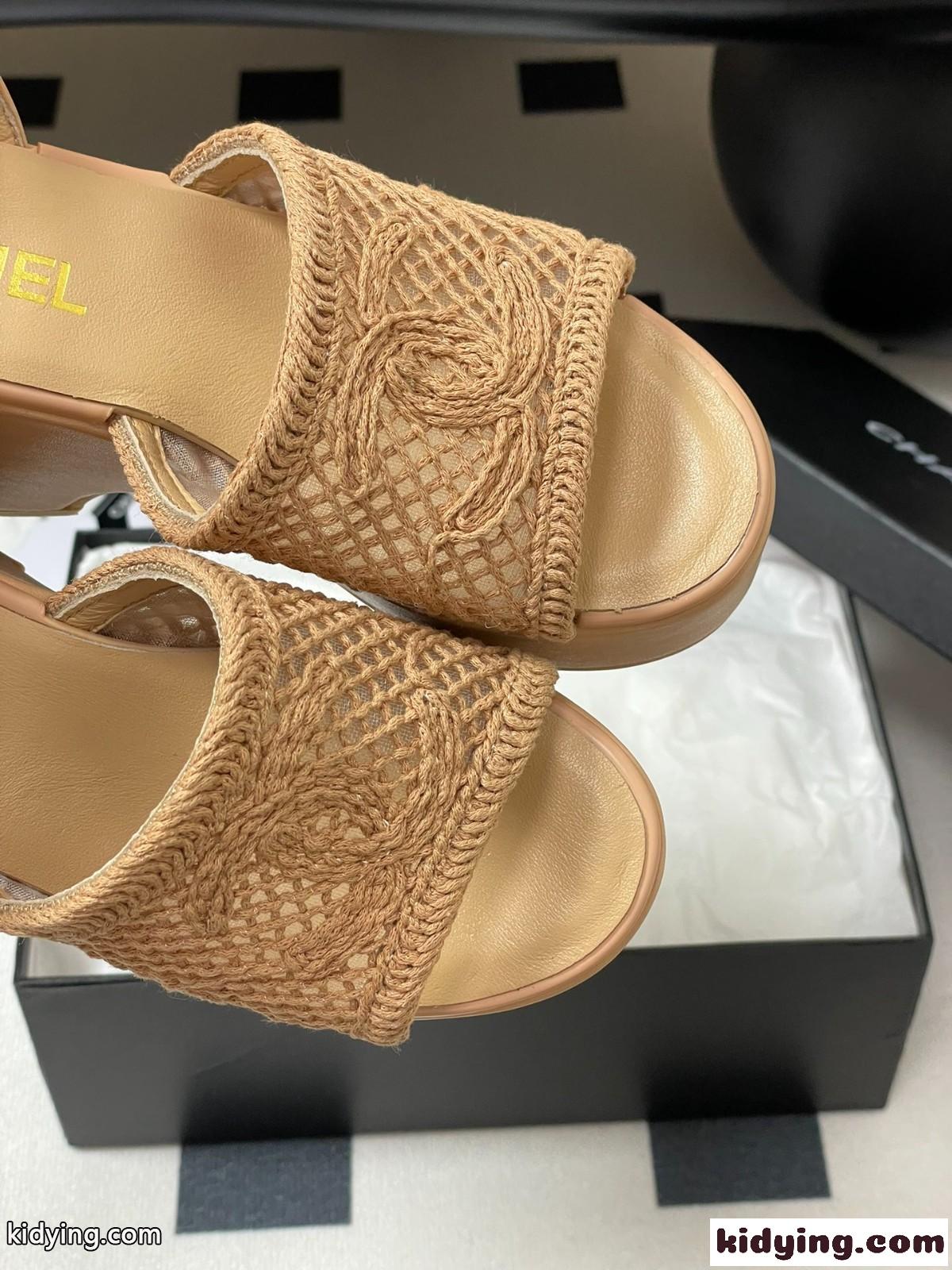 【上品で愛らしい足元】CHANEL CCロゴ メッシュ厚底サンダル コピー キャメル-3