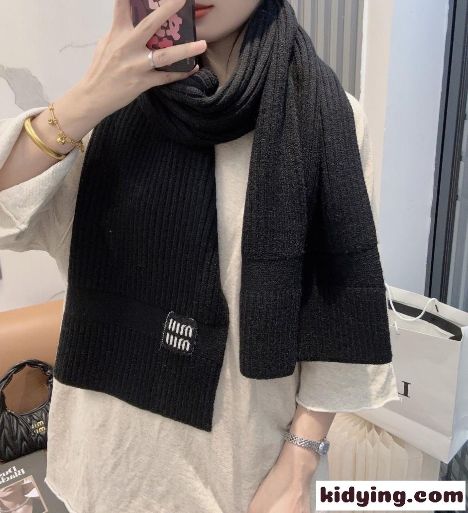 ロゴパッチ付き リブニットマフラー ミュウミュウ スカーフ 偽物 ユニセックス ブラック-2
