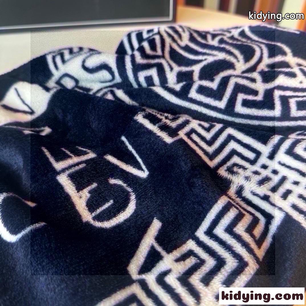 ヴェルサーチェ ブランケット 偽物 優しい肌触り おしゃれ ロゴ入り 毛布-3