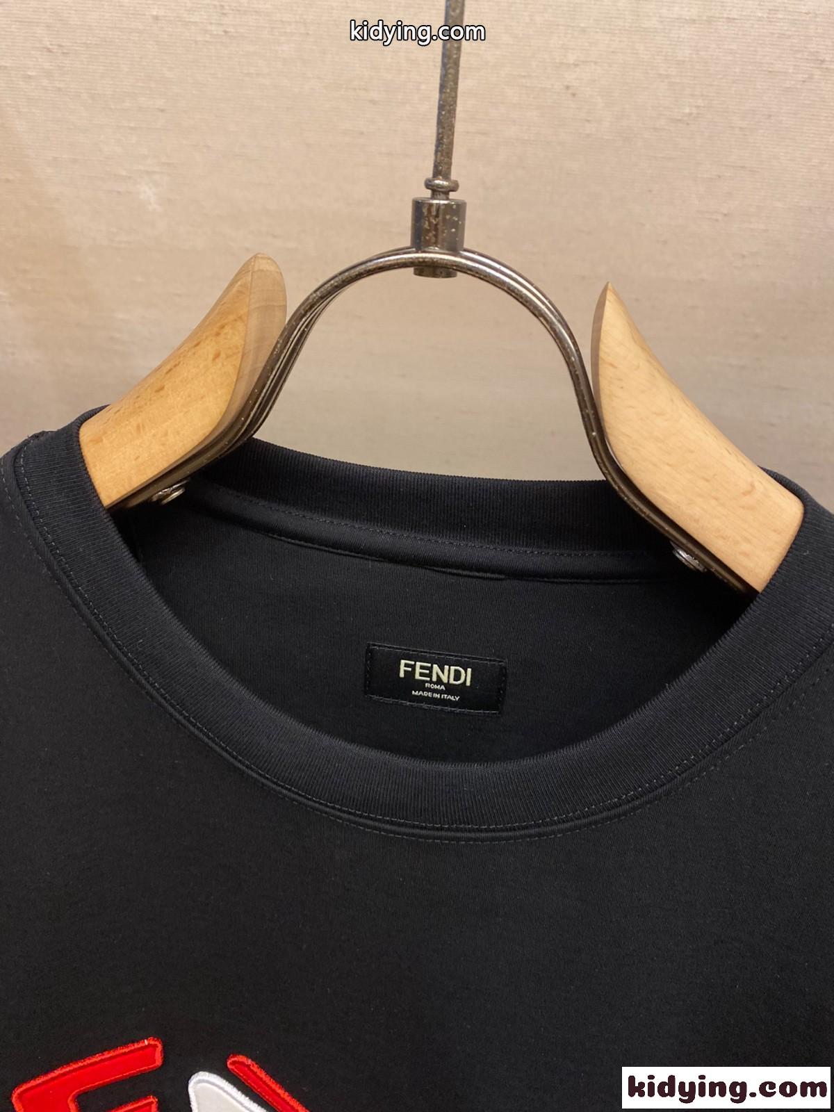 シンプル ロゴ入り コットン 半袖Tシャツ フェンディ Tシャツ コピー ブラック-1