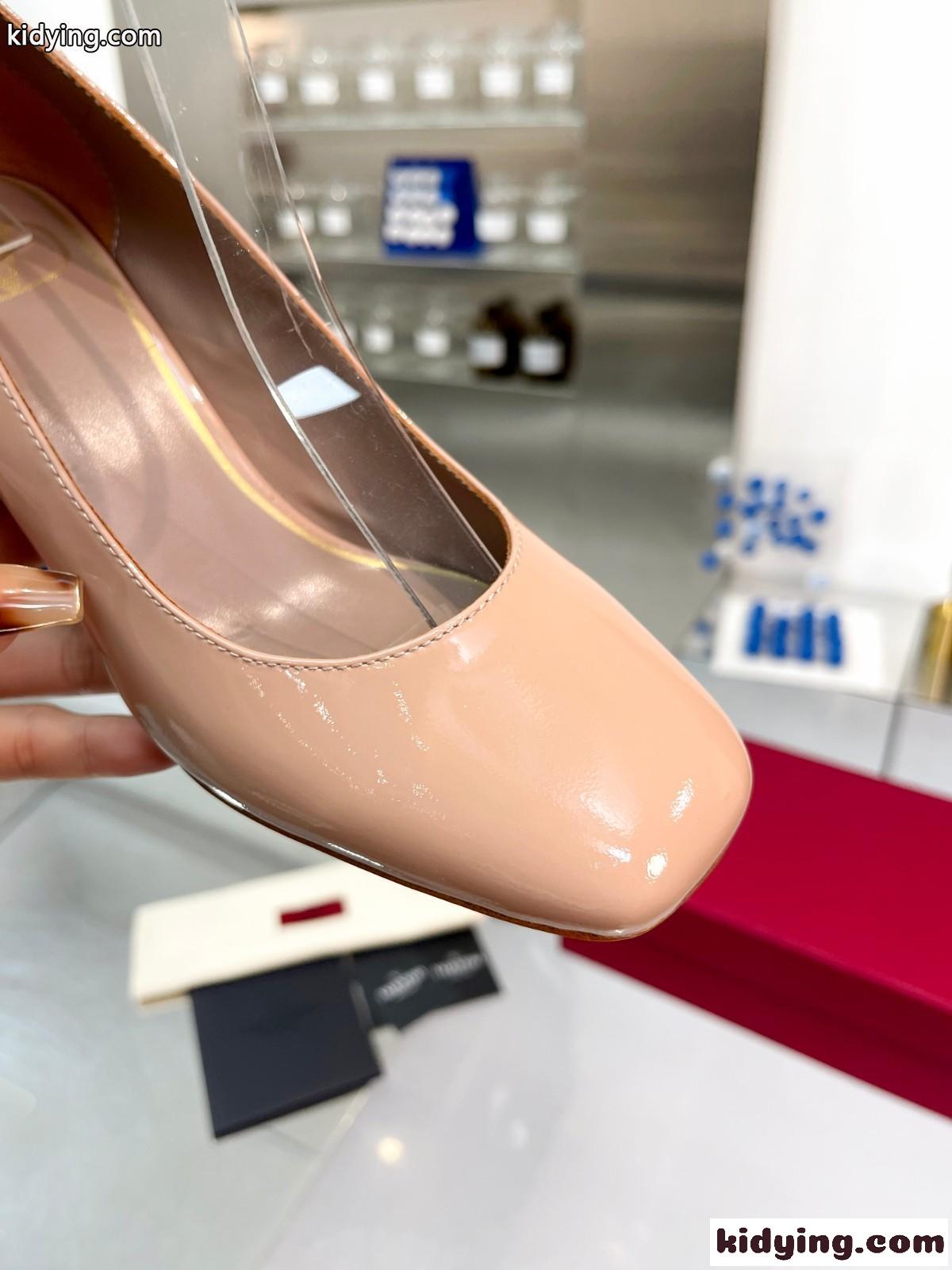 Vロゴ パテントレザー アンクルストラップパンプス ヴァレンティノ スーパーコピー アプリコット-1