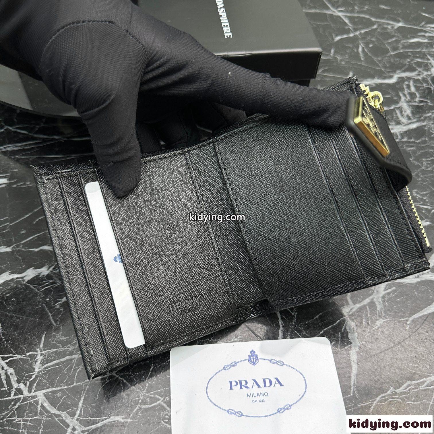 人気 小銭入れ付き トライアングルロゴ 二つ折り財布 プラダ 財布 コピー ブラック-4