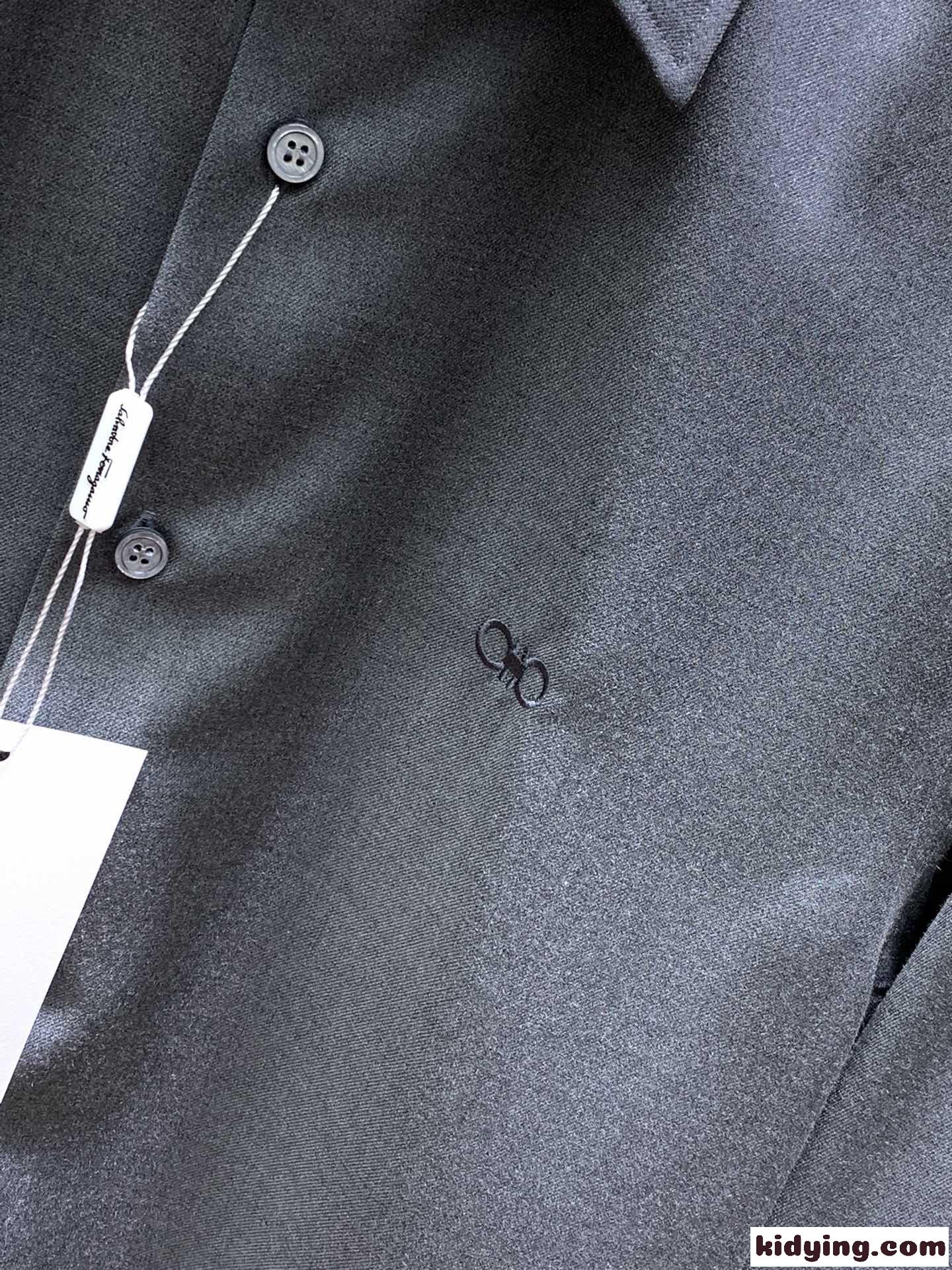 着心地いい シンプル 刺繍入り サルヴァトーレ・フェラガモ シャツ コピー グレー-4