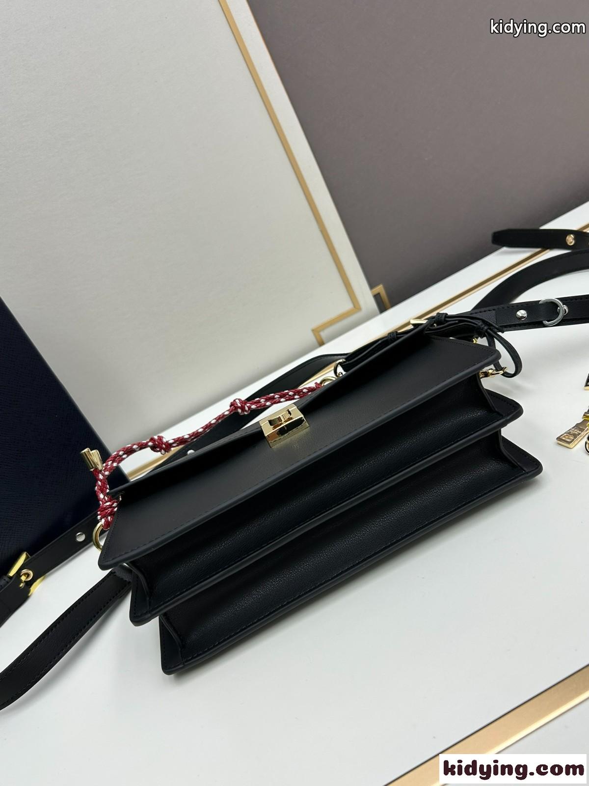 チャーム付 プラダ ソフトサウンド スモール レザー ショルダーバッグ コピー 1BD379 ブラック-4
