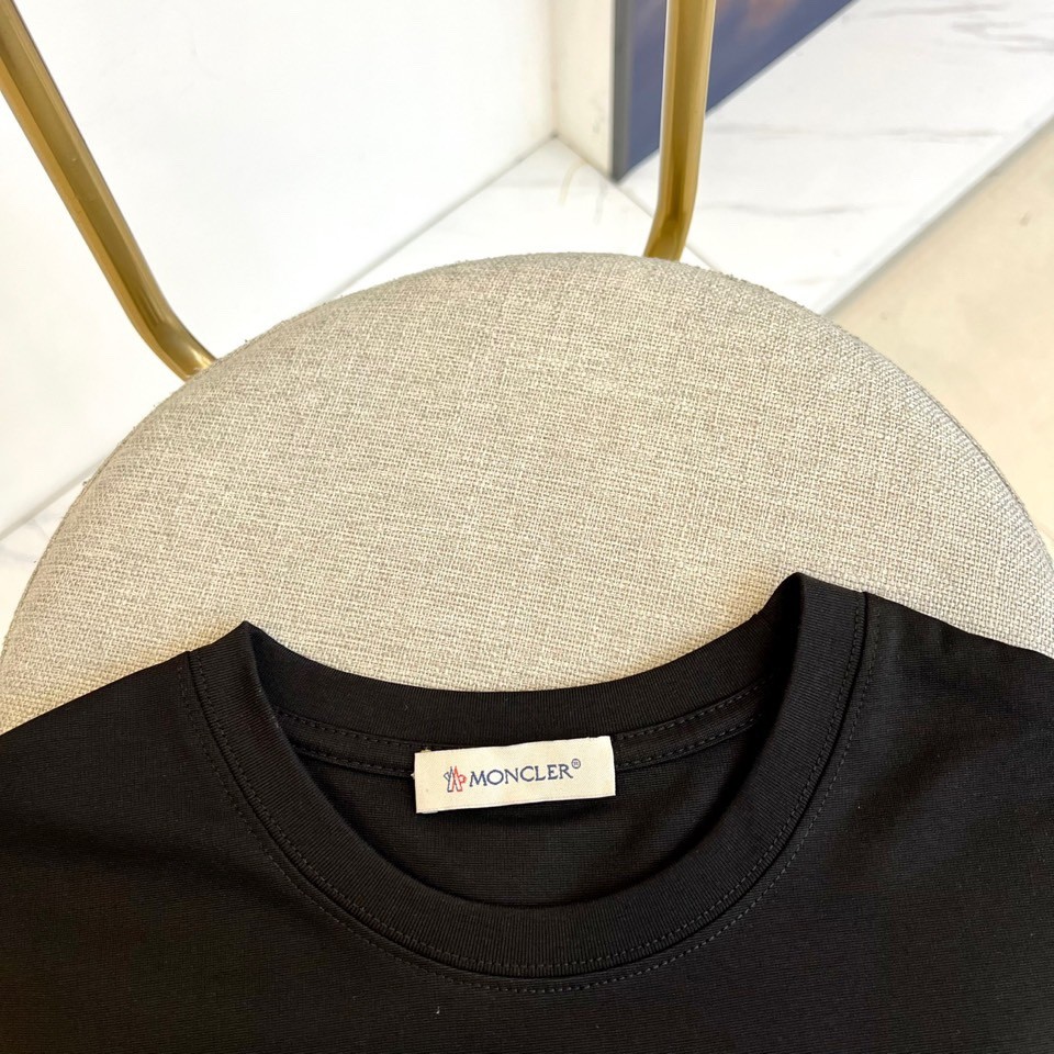 目を引く モンクレール Tシャツ 偽物 サークルロゴ 半袖Tシャツ ブラック-4