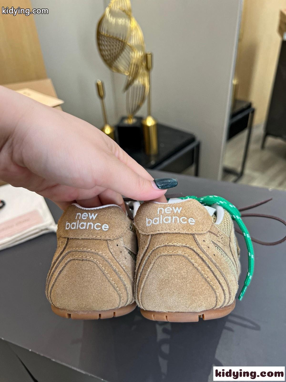 ミュウミュウ スニーカー コピー New Balance x Miu Miu xxx スエードxメッシュ スニーカー カーキ-4