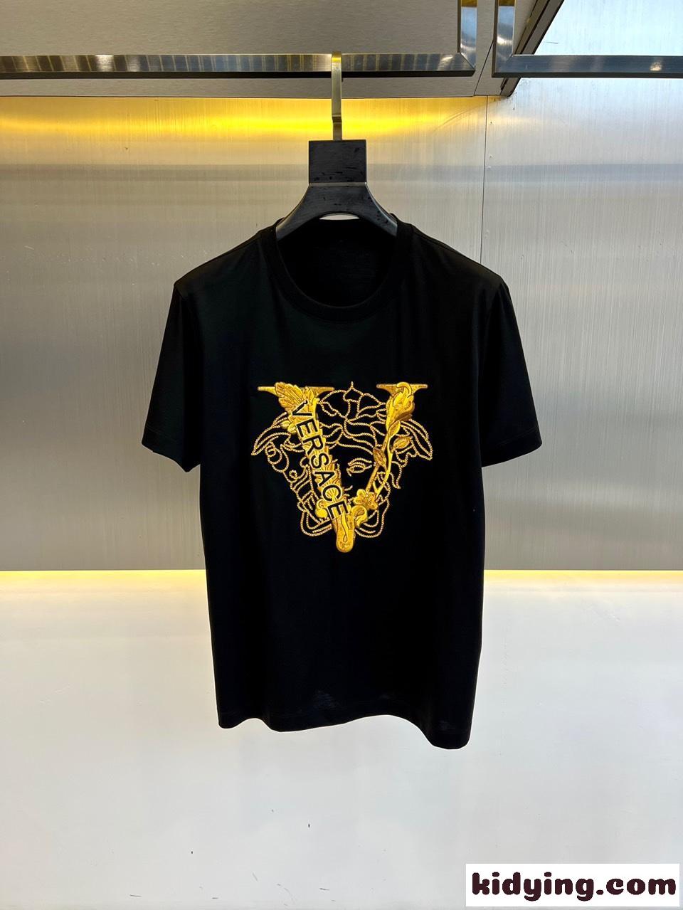 ベーシック ロゴ クルーネック 半袖Tシャツ ヴェルサーチェ Tシャツ 偽物 ブラック-1