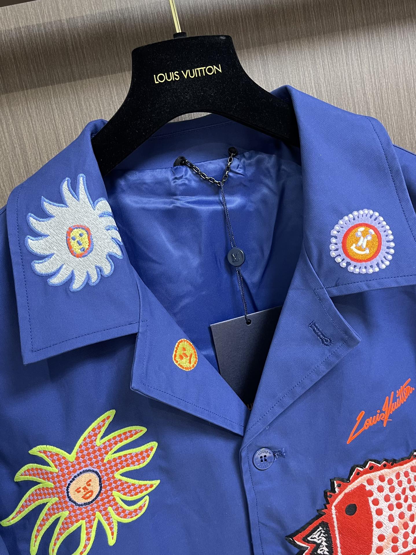 上品 カジュアル LV × YK エンブロイダードフェイスブルゾン ルイ・ヴィトン ジャケット コピー-2