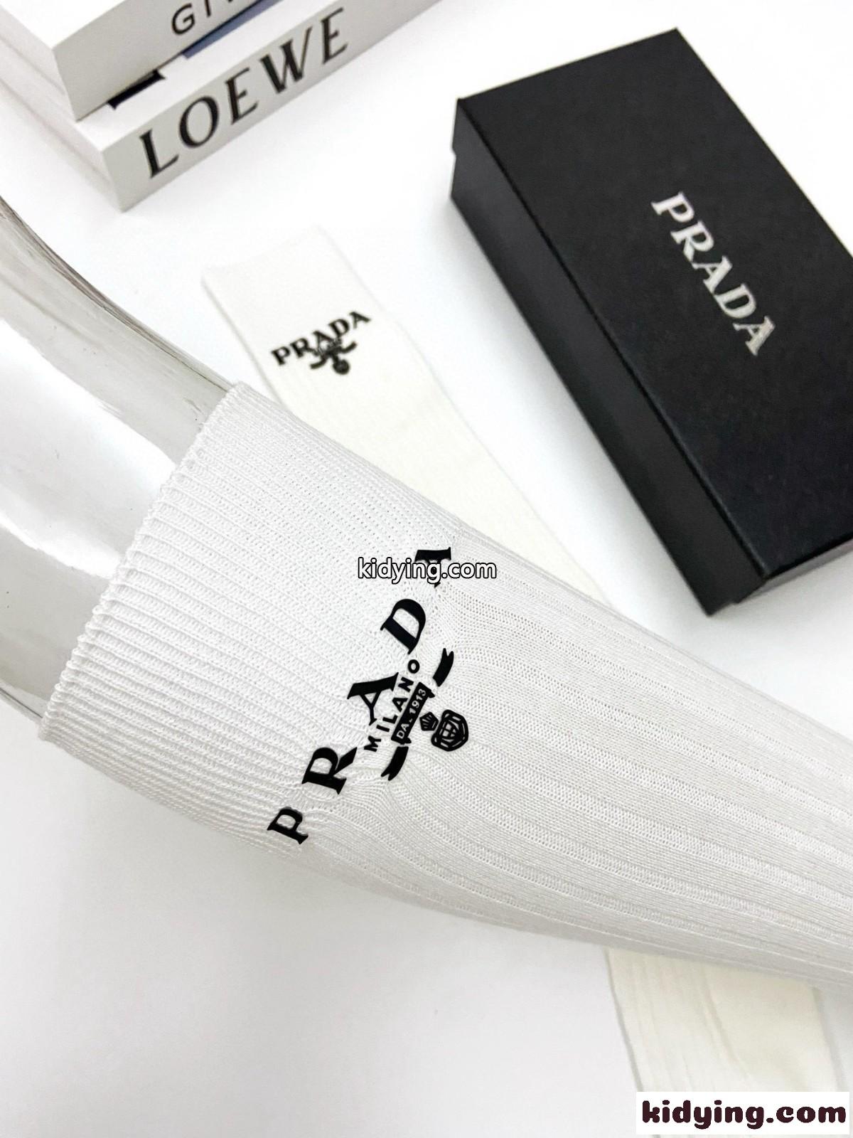 プラダ 靴下 偽物 合わせやすい シンプル 上品 ロゴ入り ロングソックス ホワイト-4