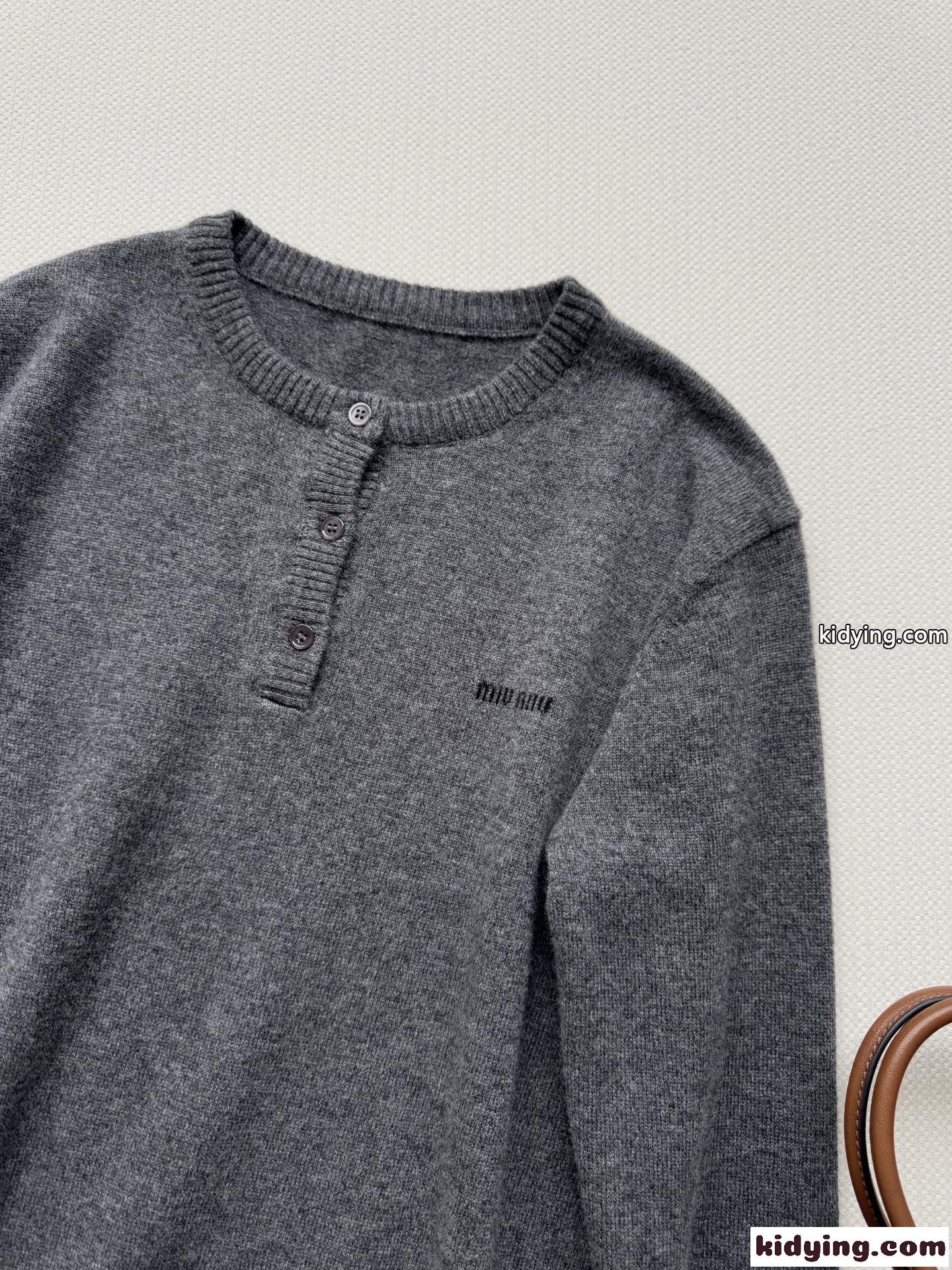 Miu Miu ロゴ刺繍入り ヘンリーネックセーター ミュウミュウ セーター コピー カシミヤ グレー-4