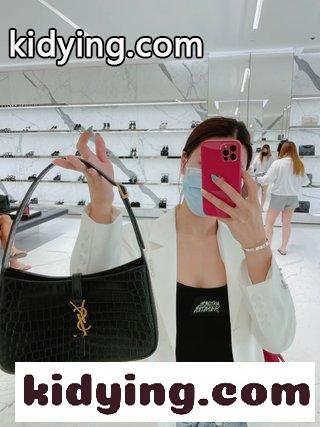2021春夏秀場YSLの新型脇の下バッグ イヴサンローラン カバンコピー ごくシンプルな形にロゴ 通勤の女性たちは買いましょう-1