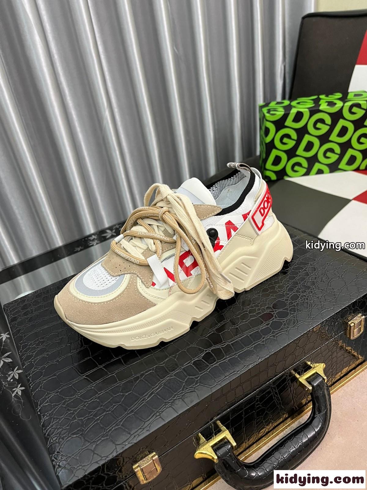 存在感を放つ ストリート ロゴ ダブルレース 厚底 ドルチェ&ガッバーナ スニーカー コピー ファッション-1