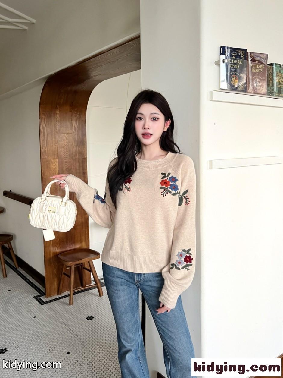 フラワー刺繍 クルーネック プルオーバー グッチ セーター コピー ベージュ-0