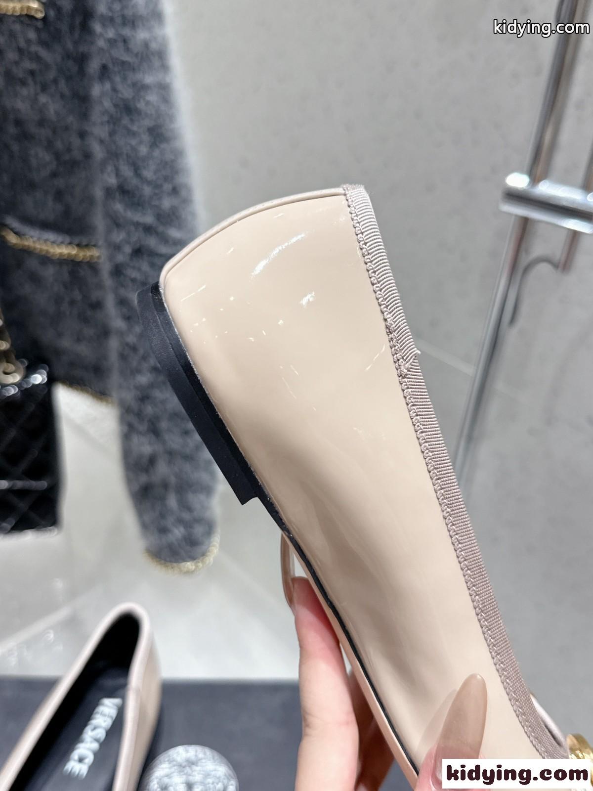 オペラ ボウ パテント バレエシューズ ヴェルサーチェ パンプス 偽物 ベージュ-4