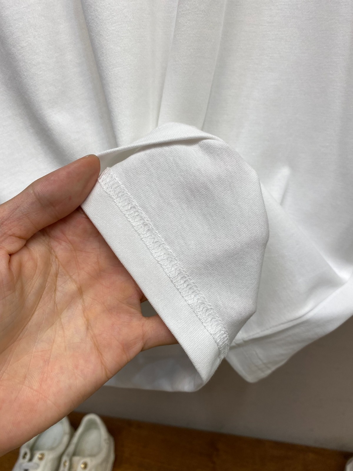 洗練された シンプル ロゴ刺繍 プラダ Tシャツ 偽物 クルーネック ホワイト-3