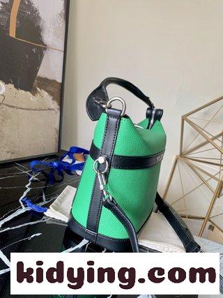 ルイヴィトンの軟質バッグの機能を継承し ルイヴィトンのカバンコピー ダブルファスナーで開閉する-1